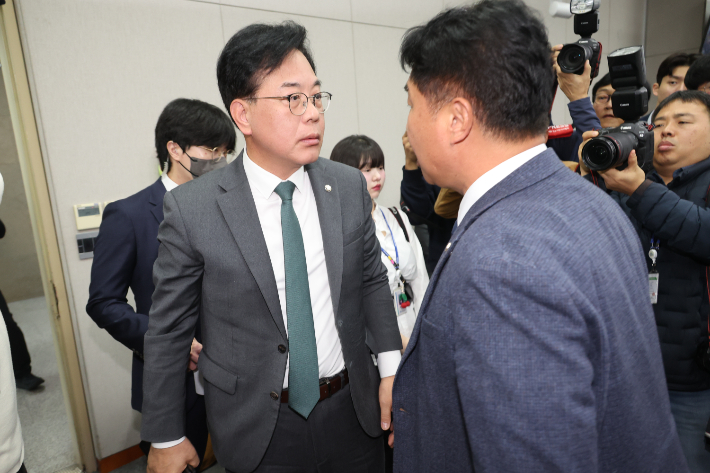 국민의힘 송언석 원내대표와 더불어민주당 이기헌 의원이 6일 서울 여의도 국회에서 열린 운영위원회의 대통령비서실과 국가안보실, 대통령경호처 등에 대한 국정감사에서 여야 설전으로 정회된 직후 이른바 '배치기'를 하며 충돌하고 있다. 연합뉴스