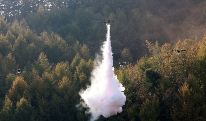드론으로 산불진화. 연합뉴스
