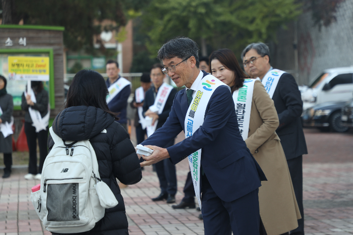 천창수 울산시교육감이 6일 호연초 학생들에게 교통안전 홍보 스티커가 부착된 구급함 밴드 세트와 교통안전 안내문을 나눠주고 있다. 울산광역시교육청 제공  