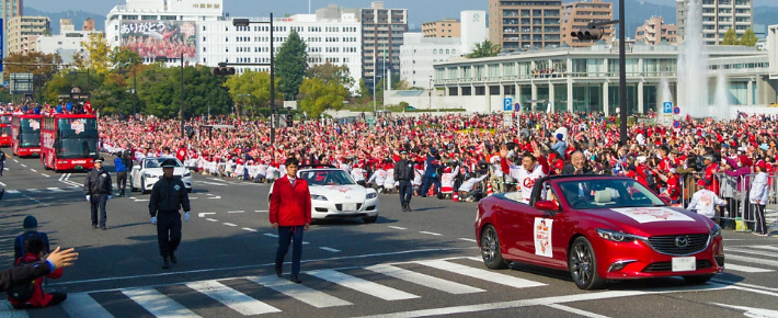 2016년 11월 5일 히로시마 시내에서 31만 명이 운집한 가운데 히로시마 도요 카프 우승 카 퍼레이드를 열리고 있다. 사진=마쓰다 Zoom-Zoom 블로그