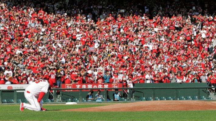 2016년 11월 5일 히로시마 시민구장에서 열린 우승 보고회 겸 은퇴식에서 구로다 히로키가 마운드 앞에서 무릎을 끓고 앉아 눈물을 흘리고 있다. 사진=데일리 스포츠