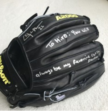 2017년 커쇼가 구로다 히로키에게 은퇴 선물로 준 자신의 글러브. "히로에게, 너는 언제나 나의 소중한 캐치볼 파트너야"라고 써 있다. 사진=스포니치 