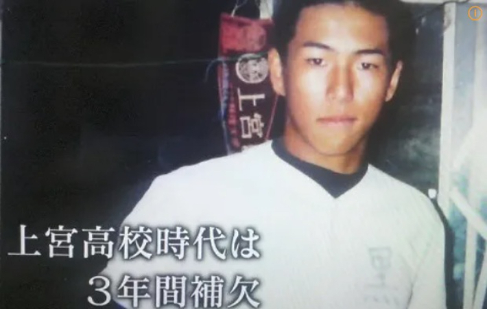 오사카 우에노미야 고교 시절의 구로다 히로키. 3년간 후보(보결)라고 소개하고 있다. 사진=구로다 히로키 다큐 유튜브 캡처