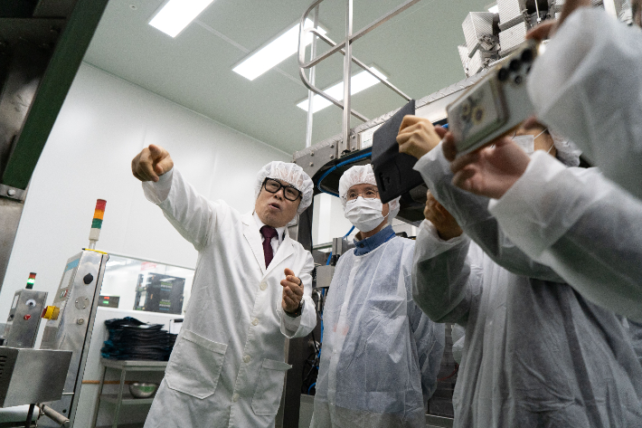 '더채움' 권영기(왼쪽) 대표가 견과류 가공 공정을 설명하고 있다. 메인비즈협회 제공 