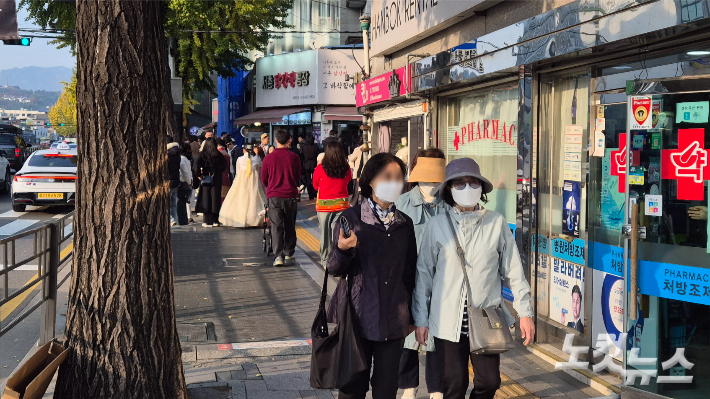 6일 오후 4시 서울 종로구 경복궁 앞 나들이를 나온 사람들의 옷차림이 다양하다. 송선교 기자