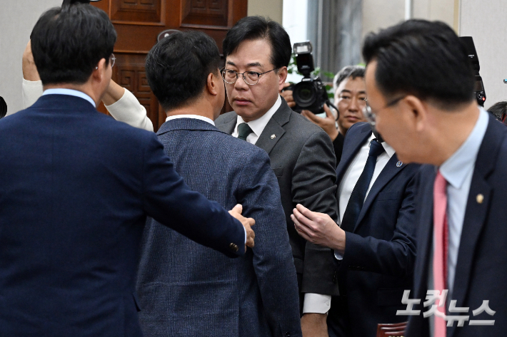 국민의힘 송언석 원내대표와 더불어민주당 이기헌 의원이 6일 오전 서울 여의도 국회에서 열린 운영위원회의 대통령비서실 등에 대한 국정감사에서 여야 설전으로 정회된 후  퇴장하는 과정에 충돌하고 있다. 윤창원 기자