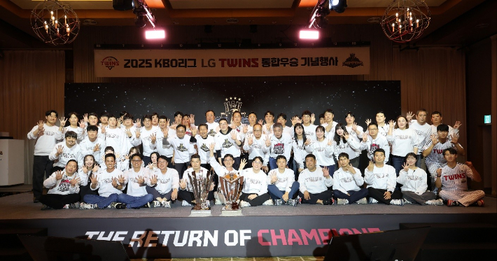 프로야구 LG 트윈스 구단주인 구광모 LG그룹 회장이 6일 경기도 광주 곤지암리조트에서 열린 통합 우승 기념 행사에서 프런트와 기념 촬영하고 있다. LG 트윈스 