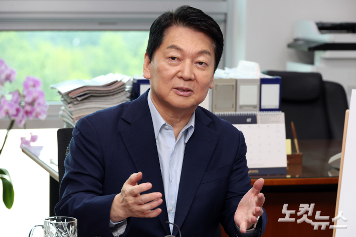 국민의힘 안철수 당대표 후보가 31일 서울 여의도 국회 의원회관에서 열린 청년 기업인 커피챗에서 발언하고 있다. 윤창원 기자