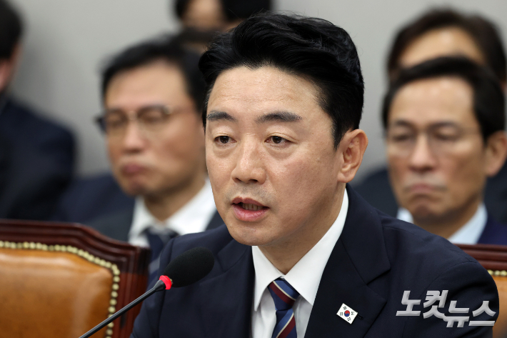 강훈식 대통령비서실장이 6일 서울 서울 여의도 국회에서 열린 운영위원회의 대통령비서실 등에 대한 국정감사에서 의원 질의에 답변을 하고 있다. 윤창원 기자