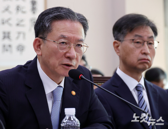 정성호 법무부 장관이 30일 오전 국회 법제사법위원회 법무부 등 종합감사에 출석해 질의에 답하고 있다. 황진환 기자