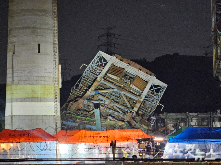 11월 6일 오후 울산화력발전소 보일러타워가 붕괴된 아래에 HJ중공업 협력업체인 코리아카코(발파전문업체)에서 고용한 작업자 7명이 매몰돼 있다. 반웅규 기자