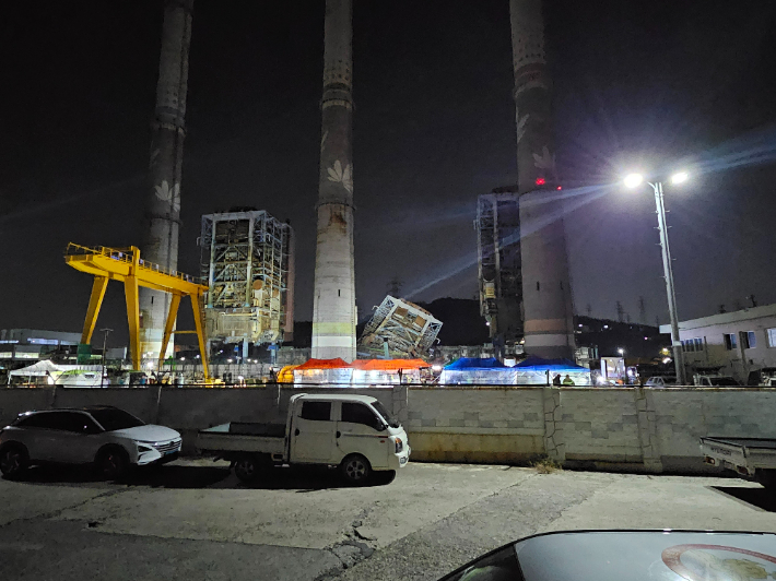 사고 현장에는 보일러타워 4·5·6호기가 나란히 서 있고 중간에 붕괴된 보일러타워는 5호기다. 보일러타워 옆으로 굴뚝이 보인다. 반웅규 기자