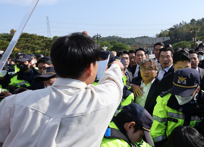 국민의힘 장동혁 대표가 6일 광주 북구 국립5·18민주묘지에서 시민단체의 항의를 받고 있다. 연합뉴스