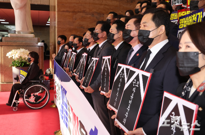 국민의힘 장동혁 대표, 송언석 원내대표 등 의원들이 4일 서울 여의도 국회에서 야당 탄압 규탄대회를 하고 있다. 국회사진기자단