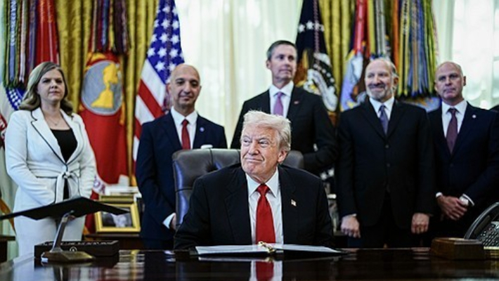 트럼프 대통령이 6일(현지시간) 백악관에서 글로벌 제약사와의 비만치료제 가격 인하 합의를 발표하고 있다. 연합뉴스