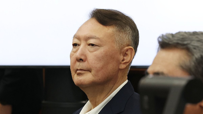 윤석열 전 대통령이 26일 서울 서초구 서울중앙지법에서 열린 특수공무집행방해, 직권남용 권리행사방해 등 혐의 사건 1차 공판에 출석해 있다. 연합뉴스