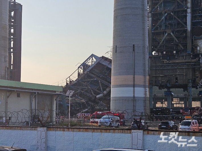 6일 오후 울산 남구 한국동서발전 울산화력발전소에서 대형 구조물이 무너지는 사고가 발생해 7명이 매몰됐다. 반웅규 기자