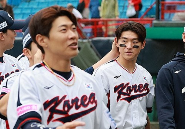 지난해 세계야구소프트볼연맹(WBSC) 프리미어12 당시 송성문(왼쪽)과 김도영. 연합뉴스 