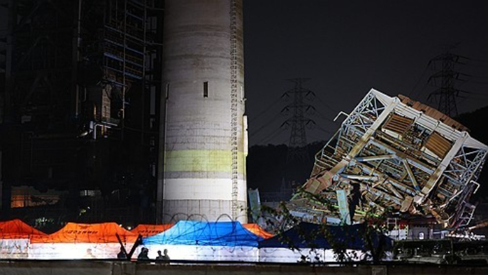6일 오후 울산시 남구 용잠동 한국동서발전 울산발전본부 울산화력발전소 보일러 타워 붕괴 사고 현장에서 야간작업이 이어지는 모습. 연합뉴스
