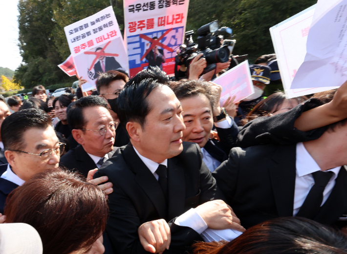 국민의힘 장동혁 대표가 6일 오후 광주 북구 국립5·18민주묘지에서 참배를 시도하고 있다. 연합뉴스