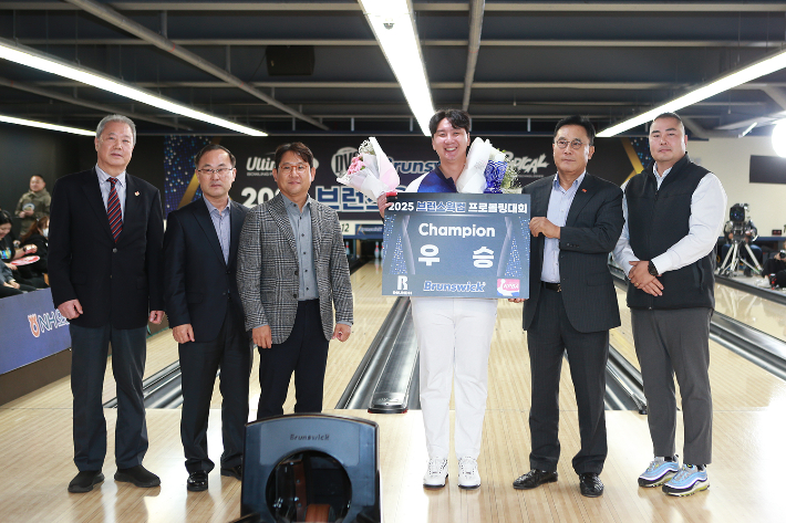 나종오와 KPBA 김언식 회장(오른쪽 두 번째) 등 관계자들의 시상식 모습. KPBA 