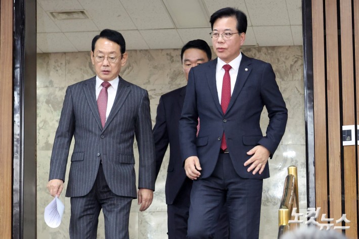 원내대책회의 참석하는 송언석