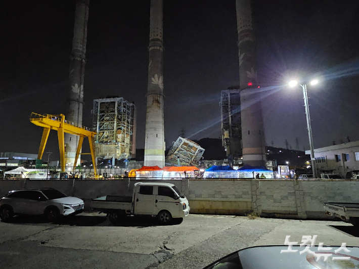 11월 6일 오후 울산화력발전소 보일러타워가 붕괴된 아래에 HJ중공업 협력업체인 코리아카코(발파전문업체)에서 고용한 작업자 7명이 매몰됐다. 반웅규 기자