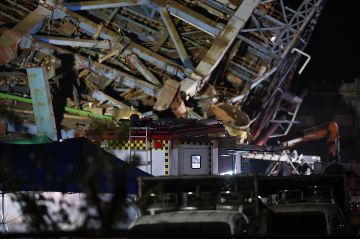 6일 오후 울산시 남구 용잠동 한국동서발전 울산발전본부 울산화력발전소 보일러 타워 붕괴 사고 현장에서 야간작업이 이어지고 있다. 연합뉴스