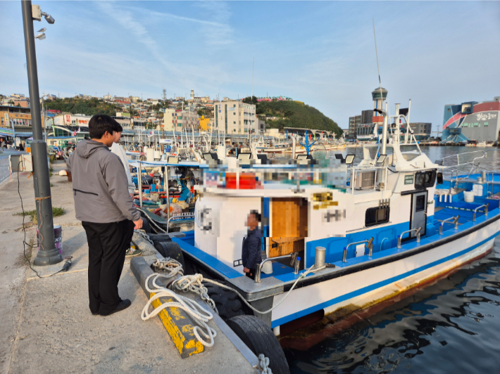 동해해경이 가을철 낚시어선 특별단속 관련 낚시어선 대상 안전 숙지를 당부하고 있다. 동해해양경찰서 제공