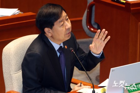 구윤철 경제부총리 겸 기획재정부 장관이 7일 서울 여의도 국회에서 열린 예산결산특별위원회 종합정책질의에서 의원 질의에 답변을 하고 있다.