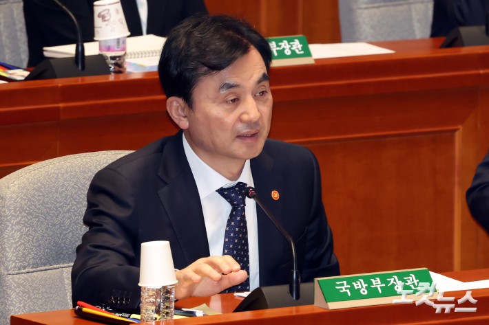 안규백 국방부 장관이 7일 서울 여의도 국회에서 예산결산특별위원회 종합정책질의에서 의원 질의에 답변을 하고 있다.
