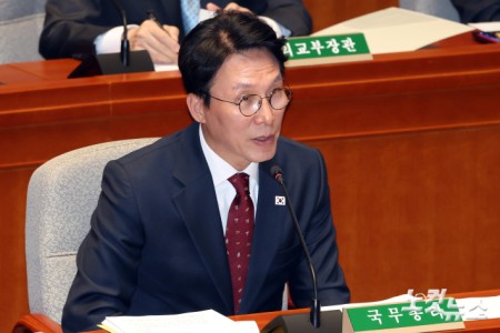 김민석 국무총리가  7일 서울 여의도 국회에서 열린 예산결산특별위원회 종합정책질의에서 의원 질의에 답변을 하고 있다.