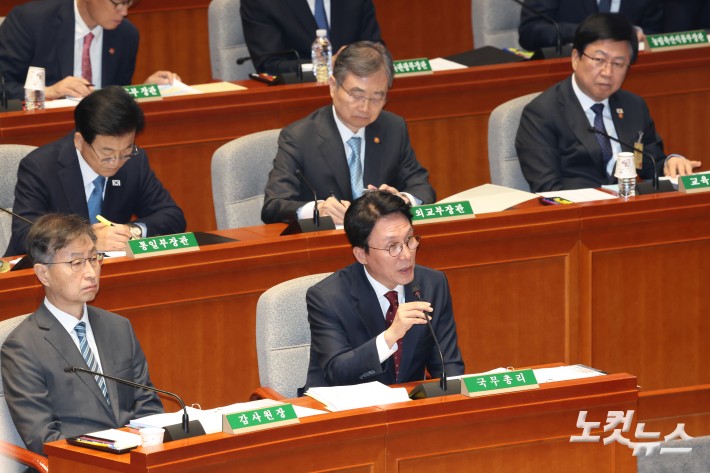 김민석 국무총리가  7일 서울 여의도 국회에서 열린 예산결산특별위원회 종합정책질의에서 의원 질의에 답변을 하고 있다.