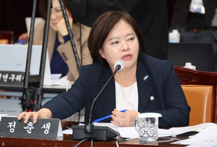 질의하는 정춘생 의원. 연합뉴스