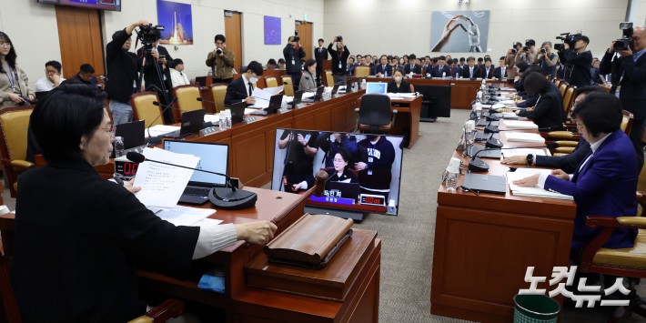 7일  서울 여의도 국회에서 열린 과학기술정보방송통신위원회 전체회의에서 최민희 위원장이 의사봉을 두드리고 있다.