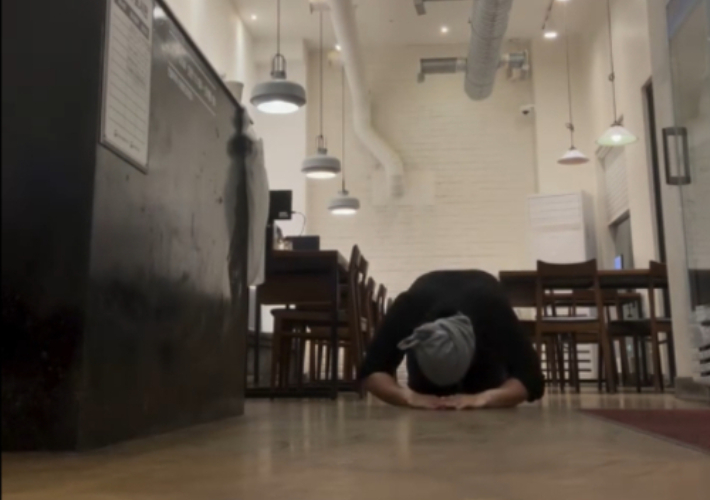 한 국밥집 점주가 재고 소진 후 도움을 준 시민들에게 감사 인사를 전하는 절을 하고 있다. 스레드 캡처