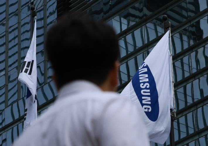 삼성전자 서초사옥에서 그룹 깃발이 바람에 펄럭이고 있다. 연합뉴스