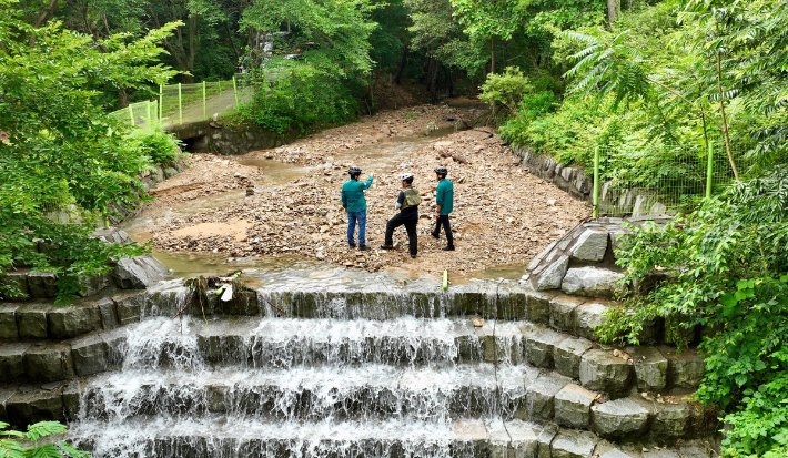산에서 흘러내리는 토사 등으로 인한 산사태나 하류지역 홍수 등 산지 재해 예방을 위해 계곡에 설치한 사방댐. 연합뉴스 