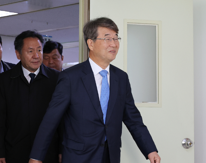 김지형 신임 경제사회노동위원회 위원장이 7일 서울 여의도 한국노총을 방문하고 있다. 연합뉴스