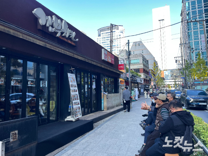 깐부치킨 삼성점. 오픈 전부터 줄이 이어져있다. 전민 인턴기자