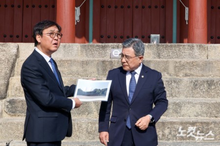 종묘 정전 상월대 점검하는 최휘영 장관