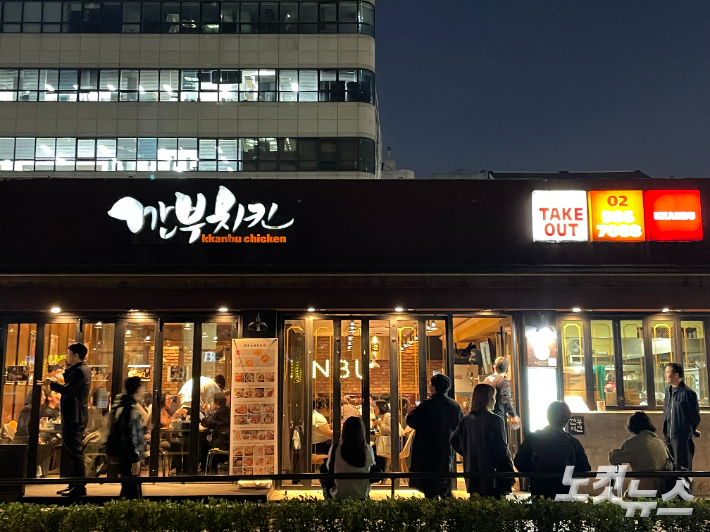 저녁 시간에도 줄은 계속 이어졌다. 전민 인턴기자