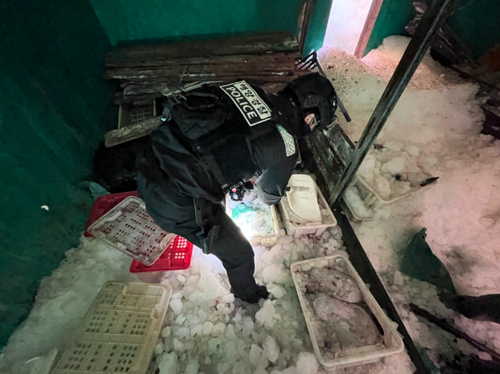 목포 해경이 중국어선이 잡은 어획물을 확인하고 있다. 목포해경 제공