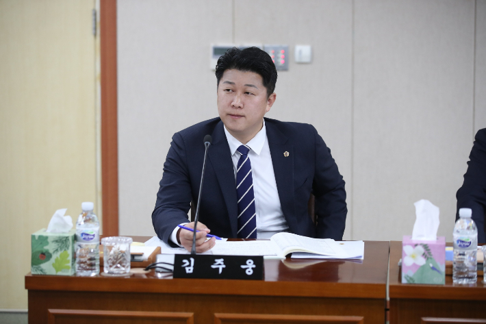 김주웅 전남도의원(더불어민주당·비례)이 최근 전남도 해양수산국 행정사무 감사에서 공적 재원 투입에도 어민 보호가 미흡한 양식수산물재해보험의 개선을 촉구했다. 전남도의회 제공