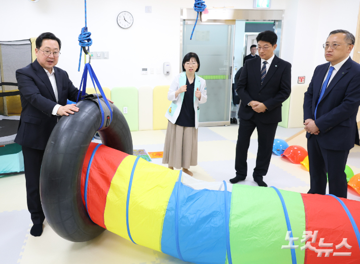 이장우 대전시장이 7일 대전세종충남․넥슨 후원 공공어린이재활병원에서 추가로 문을 연 감각통합치료실에서 재활 기구 등을 살피고 있다. 대전시 제공