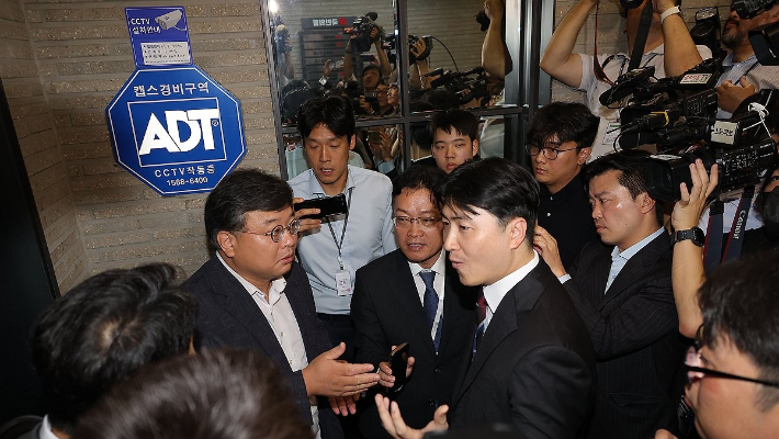 지난 9월 18일 김건희 여사의 의혹들을 수사하는 민중기 특별검사팀이 서울 여의도 국민의힘 중앙당사에 대한 '통일교 집단 입당' 의혹과 관련한 압수수색에 나섰다. 연합뉴스