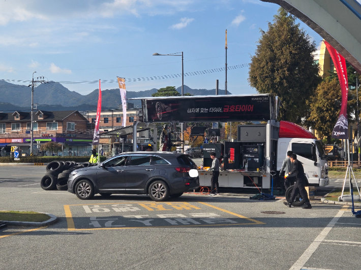 금호타이어는 지난 4일 곡성 기차마을시장 등에서 타이어 무상점검과 특별 할인 판매 행사를 열었다. 금호타이어 제공