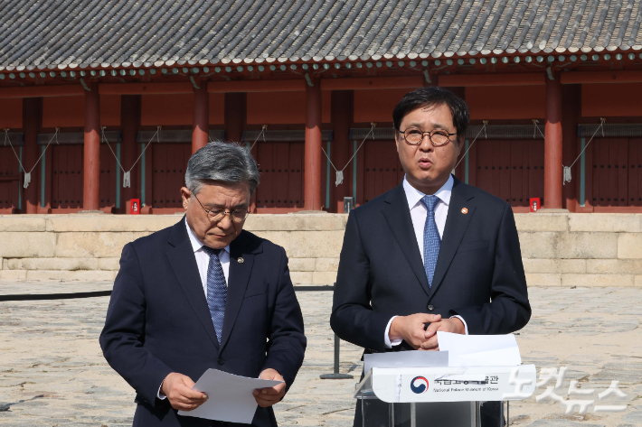 최휘영 문화체육관광부 장관과 허민 국가유산청장(오른쪽)이 7일 오후 서울 종묘 정전 상월대에서 종묘 앞 개발 관련 대법원 판결과 관련한 입장을 밝히고 있다. 대법원은 지난 6일 국가유산청(옛 문화재청)과 사전 협의 없이 문화재 외곽 지역 개발규제를 완화한 서울시 조례 개정은 정당하다고 판단을 내린 바 있다. 박종민 기자