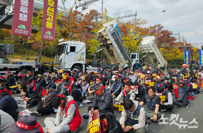 7일 부산 연제구 거제해맞이역 앞 도로에서 건설기계 노동자들이 임대료 체불 문제 해결 등을 촉구하며 총력 결의대회를 열었다. 김혜민 기자 