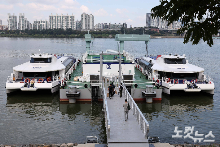 서울 한강 잠실도선장에 정박된 한강버스. 박종민 기자